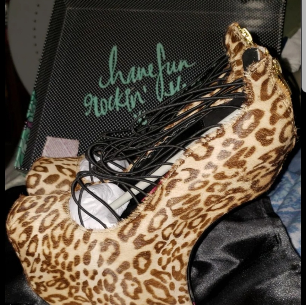 Taylor Says Heelless Shoe